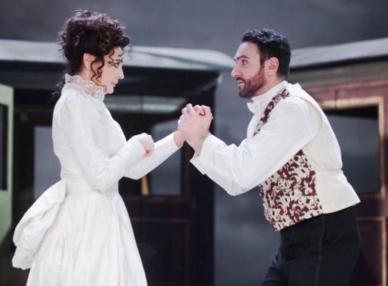 ΑΝΝΑ ΚΑΡΕΝΙΝΑ